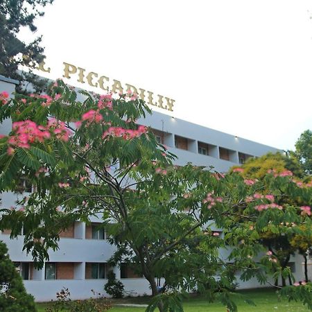 Hotel Piccadilly ママイア エクステリア 写真